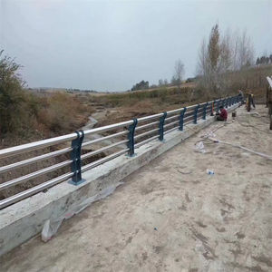 Tuyau composite en acier inoxydable haute résistance Bollard Roadside Bridge Pipe de garde-corps résistant aux chutes pour le contrôle du trafic - Product Image 3