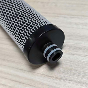 Cartouche filtrante en charbon actif compressé Cto de 7 pouces pour purificateurs d'eau domestiques, élimine le chlore et les odeurs - Product Image 1