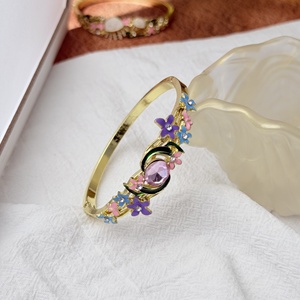 กำไลข้อมือลายดอกไม้เคลือบสีสำหรับผู้หญิง ดีไซน์แบบเปิดประดับดอกไม้หลากสีและฝังเพชร CZ เครื่องประดับคริสเตียนสุดอินเทรนด์ - Product Image 4