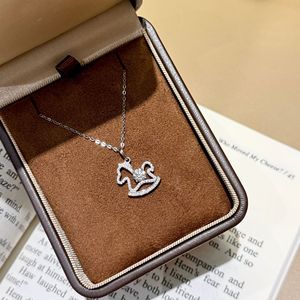 สร้อยคอรูป<span class=keywords><strong>ม้า</strong></span>โยกประดับมอสซาไนต์เงินแท้ S925 สำหรับผู้หญิง สร้อยคอหรูหราประดับจี้ระยิบระยับ ของขวัญสุดหรูสำหรับปีนักษัตร - Product Image 4