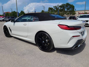 2022 Serie 8 840i Convertible de 2 Puertas, Motor AWD, Asientos de Cuero, Faros LED Izquierdos, Techo Solar - Product Image 4