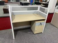 Bureau de bureau au design moderne avec étagères pour poste de travail ou utilisation en cabine, mobilier informatique