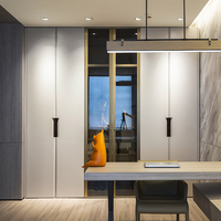 Ensemble de placards de chambre à coucher sur mesure de luxe avec portes à revêtement électrostatique et armoire en verre à cadre doré