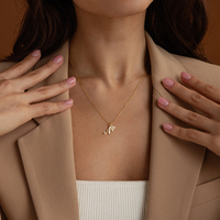 Collier EManco tendance plaqué or avec chaîne câble et pendentif lettre script – Bijou quotidien et accessoire de fête