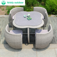 Fauteuil rond de bistrot français d'extérieur en métal, rotin, osier, jardin fleuri