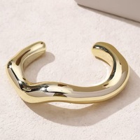 Bracelet jonc ouvert minimaliste en acrylique léger, design moderne, plaqué or/argent, tendance pour le quotidien, pour femme