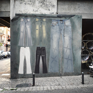 Jean évasé pour homme en denim délavé bleu clair, style streetwear, avec déchirures, coupe ajustée, fermeture boutonnée, idéal automne-été - Product Image 3