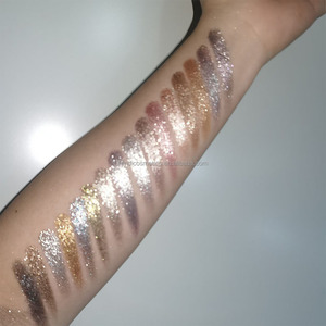Sombra de Ojos Personalizada Altamente Pigmentada con Textura Cremosa, 25 Colores Brillantes Metálicos Dorados, Bronce, Champán y Diamante - Product Image 3