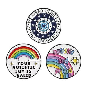 En gros, badges métalliques créatifs à thème de dessin animé, broches lettres arc-en-ciel uniques, série « Sensibilisation à l'Autisme » - Product Image 1