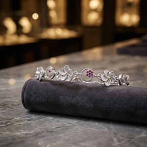 Bracelet élégant en argent pour hommes et femmes, accessoire de poignet classique pour les événements spéciaux, les fêtes et le style au quotidien - Product Image 4