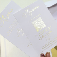 Livres d'invitation de mariage à couverture rigide en velours texturé avec texte gravé en feuille d'or