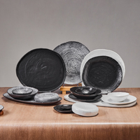 Assiette de Présentation en Céramique ST – Collection Rustique Artisanale Haut de Gamme, Texture Élégante, Vaisselle Écologique pour Événements et Décoration de Table