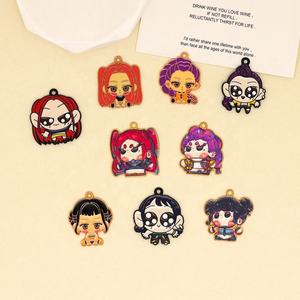 Gepersonaliseerde modieuze zoete en coole meisjesfiguren metalen hangers charmante armbanden sleutelhanger decoratieve ornamenten hangers - Product Image 3