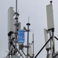 Poteau de station de base camouflé sur toit à technologie professionnelle avec blindage RF transparent intégré pour les centres urbains