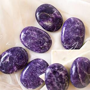 Piedra de Lepidolita Natural Pulida en Forma Ovalada para Decoración del Hogar y Regalos Navideños, Venta al Por Mayor - Product Image 1