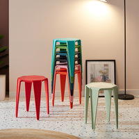 Tabouret empilable moderne en plastique, multicolore, assise carrée en PP, tabouret d'appoint léger et peu encombrant, chaise de salle à manger