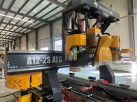 Routeur CNC ATC à changeur d'outils automatique pour le perçage de trous de serrures et de fentes de charnières de portes en bois