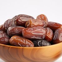 Verse bruine dadels, ovale vorm, gerimpelde textuur, met pit, natuurlijke gedroogde fruitsnack