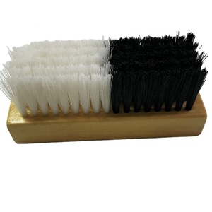 Brosse à chaussures en bois avec logo personnalisé en gros d'usine pour nettoyer et polir les chaussures de football et de basket-ball et les baskets - Product Image 4