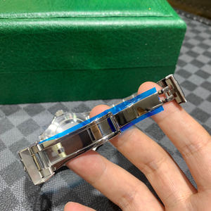 Mejorado por la luminiscencia azul hielo, incluso en la oscuridad nocturna, puede exhibir una brillantez deslumbrante. Reloj Mecánico - Product Image 4