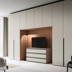 Armario empotrado minimalista beige, diseño plano de suelo a techo con compartimento multimedia integrado y cómoda combinada - Product Image 1