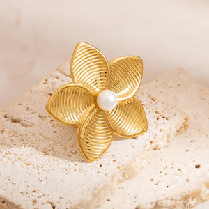 Anillo floral dorado con centro de perla para mujer, joyería de fiesta - Product Image 3