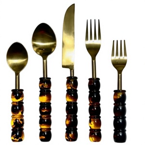 Ensemble de couverts 5 pièces de qualité alimentaire, acier inoxydable 18/8 plaqué or avec manche en résine, pour fêtes, décoration de la maison, vaisselle de table - Product Image 1