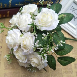 Rosa Artificiale 12 Teste Bouquet di Rose Artificiali in Seta per Decorazioni Matrimoni ed Eventi Rose Bianche e Rosse per Laurea - Product Image 3