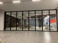 Cloison mobile moderne en verre trempé et aluminium avec panneaux coulissants pour bureau, salle de conférence, école