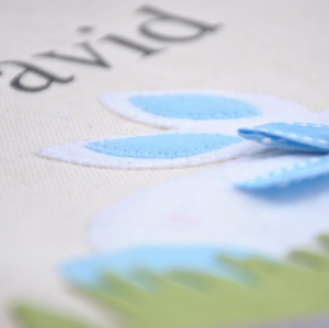 سلة أرنب عيد الفصح مخصصة بالجملة بتصميم مونوغرام مع فيونكة زرقاء ونمط البيض للديكور الاحتفالي وحقائب تخزين الحلوى - Product Image 4