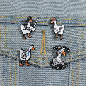 Neuankömmling Ich bin eine ernsthafte Gans Cartoon Gans Ente Hut Kappe Kleidung Brosche Brief Emaille Anstecknadel - Product Image 5