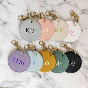 Llavero Redondo con Patrón de Cruz y Logotipo Personalizado Grabado con Láser para Parejas, Ideal para Bodas y Cumpleaños - Product Image 1