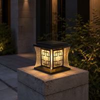 Lampe de poteau extérieure moderne avec panneaux en acrylique incurvés effet cristal et design géométrique