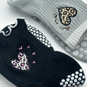 <span class=keywords><strong>2025</strong></span> Hot Bán Leopard in NON-Slip vớ yoga tùy chỉnh và thêu - Product Image 1