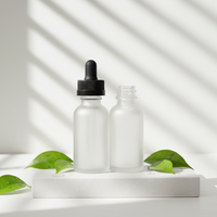 Flacon cosmétique en verre transparent de luxe de 30 ml avec bouchon à vis finition mate et compte-gouttes blanc côtelé