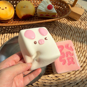 Moozy Creative Baiqiao Pig Rich Mahjong, Jouet de décompression à design original, à pincer, à rebond lent, SQUIS - Product Image 3