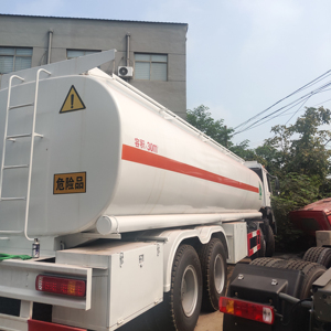 Semirremolque Cisterna de Acero de 3 Ejes y 38cbm con 4 Compartimentos para Almacenamiento de Agua, 6x4, con Recuperación de Vapor y Extintor de Incendios - Product Image 1