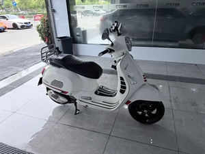 Motocicleta de <span class=keywords><strong>Segunda</strong></span> <span class=keywords><strong>Mano</strong></span>, Motocicleta Usada de la Marca <span class=keywords><strong>Vespa</strong></span>, Modelo 300GTS, Scooter de Color Blanco, con 4200 km, Año 2020 - Product Image 2