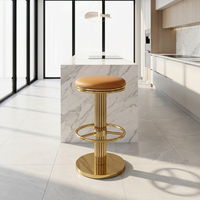 Chaise haute pivotante en cuir orange de luxe moderne pour restaurant, hôtel, café, salle à manger avec structure en métal doré