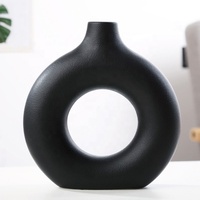 Décoration nordique Vase en céramique moderne Petit et grand vase en forme de beignet avec anneau rond rustique Blanc Noir et blanc pour les mariages