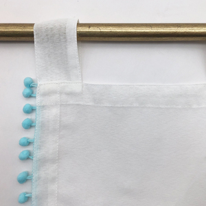 Nuovo Design 100% poliestere di dimensioni personalizzate <span class=keywords><strong>in</strong></span> tinta unita bianco con linguetta superiore piccole palline blu bordo tenda <span class=keywords><strong>in</strong></span> <span class=keywords><strong>Tulle</strong></span> trasparente per finestra all'ingrosso - Product Image 3