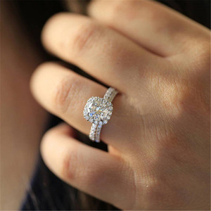 Anello con pietra rotonda scintillante per donna, stile micro pavé, elegante anello alla moda, gioiello da indossare tutti i giorni - Product Image 3