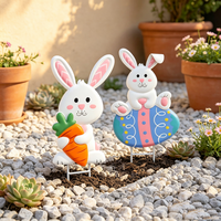 Poteau décoratif de jardin en métal « Lapin joyeux avec carotte et œuf » pour décoration extérieure de pelouse printanière