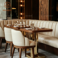 Ensemble de mobilier de restaurant de luxe : table carrée en bois, chaises en cuir véritable beige et banquette assortie