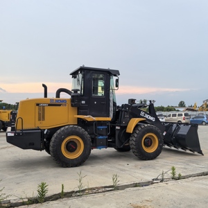 รถตักล้อยาง CHINA LW300KN มือสอง รถตักหน้า 92 กิโลวัตต์ อุปกรณ์ก่อสร้างสำหรับงานหนัก - Product Image 1