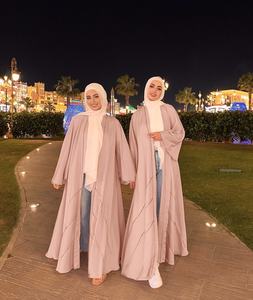 Conjunto de Abaya Dorada Tejida con Abertura Frontal, Ropa Tradicional Modesta para Ramadán, Suministro ODM, Material 100% Poliéter - Product Image 3