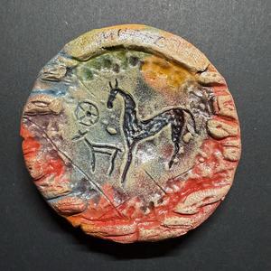 Aimant de réfrigérateur rond en argile fait main Sun Chaser, motif art rocheux, Talisman de la Voie de la Soie Ancienne pour la Manifestation et l'Énergie Positive. - Product Image 1