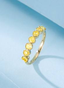 Bague irrégulière en forme d'oreiller en diamant jaune 18 carats - Product Image 3
