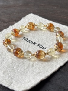 สร้อยข้อมือคริสตัลซิทรินสีเหลืองธรรมชาติสำหรับผู้หญิง ประดับด้วยลูกปัดทอง ดีไซน์ทันสมัย ของขวัญที่สมบูรณ์แบบสำหรับเพื่อนสนิท - Product Image 3