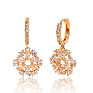 Boucles d'oreilles pendantes en forme de fleur dorée E822 avec strass en cristal sertis à griffes pour femme, style romantique pour soirée - Product Image 3